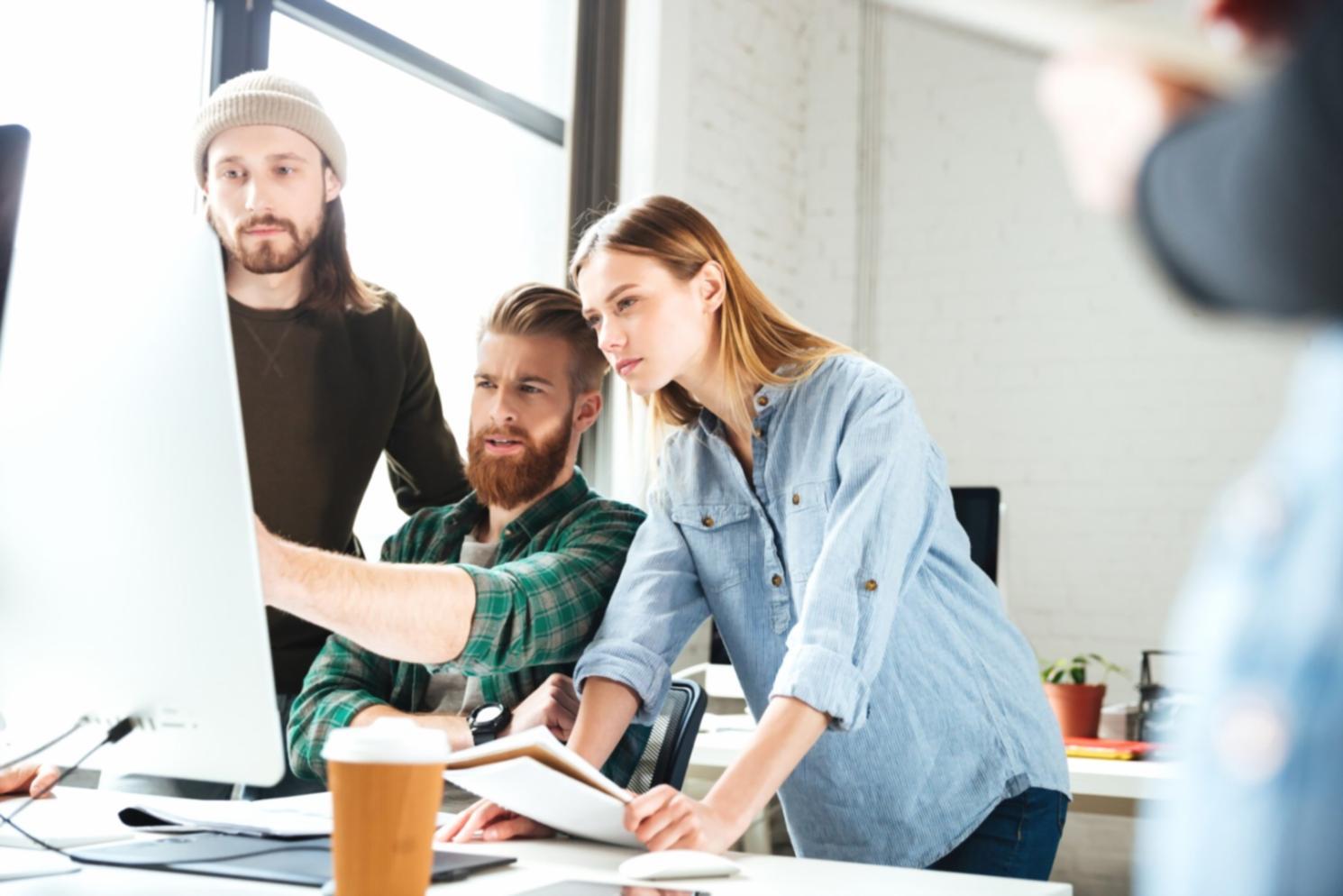 Team bespricht Finanzcharts und Geschäftskennzahlen im Workshop